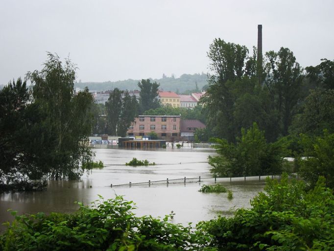 Vydejme se dál po stopách zatopených oblastí Libeňského ostrova. Tady vidíte území, kde býval rozsáhlý areál tamních loděnic.