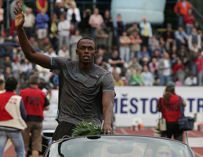 A tady už se Usain Bolt představuje divákům. Zlatá tretra 2008 v Ostravě začíná a nejrychlejší muž planety je tu hlavní hvězdou.