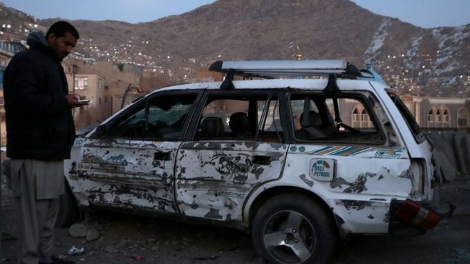 Po jednom z posledních útoků v Kábulu. Bezpečnostní situace se pro Afghánce v posledních měsících horší.
