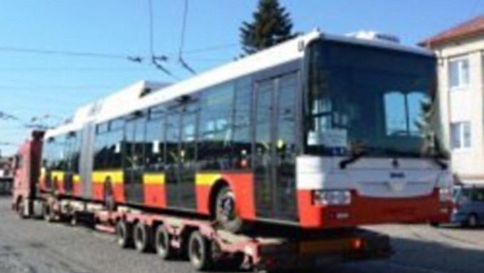 Hradecký dopravní podnik zakoupil nové trolejbusy délky 12 a 18 metrů. Mají se jmenovat podle pohádkových příběhů