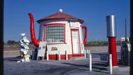 Benzinová pumpa ve tvaru konvice na čaj nesoucí název Teapot Dome. Zillah, Washington, 1987