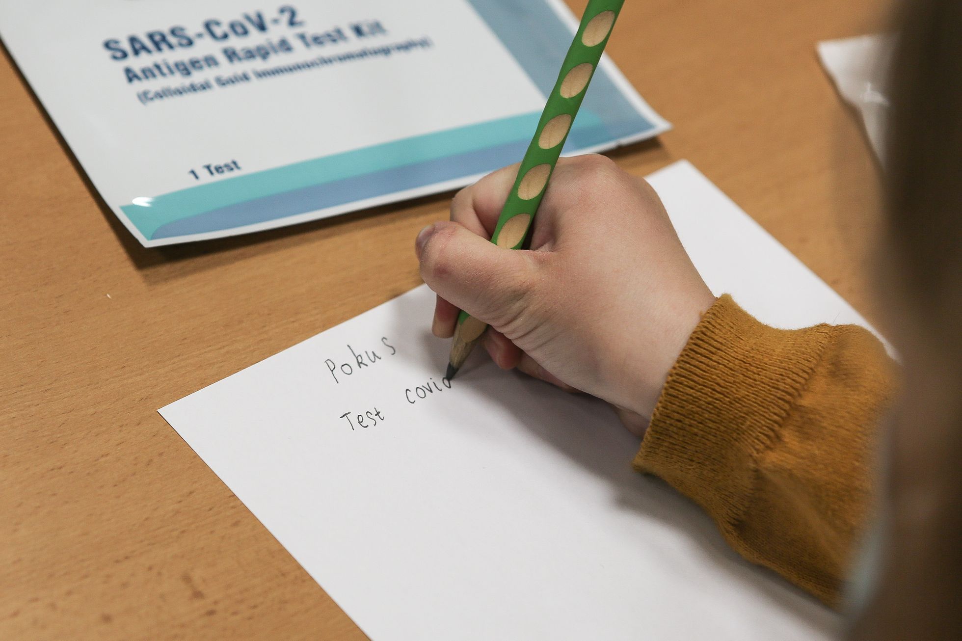 Testování na koronavir covid-19 na školách, škola, žáci, školství, učitelé, antigenní test, výuka