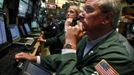 Traders work on the floor of the New York Stock Exchange June 1, 2012. REUTERS/Brendan McDermid (UNITED STATES - Tags: BUSINESS) Published: Čer. 1, 2012, 9:33 odp.