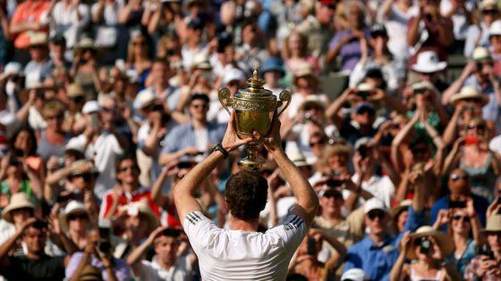 Slzy, historické úspěchy i bolestivá zranění. Takový byl letošní Wimbledon. Projděte si 15 nejsilnějších příběhů, které napsal letošní tenisový svátek.