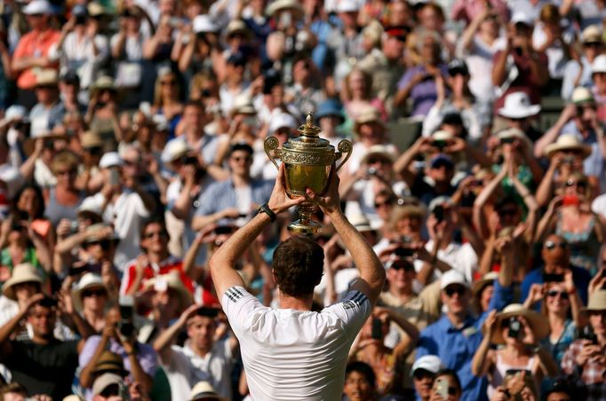 Andy Murray slaví vítězství ve Wimbledonu 2013