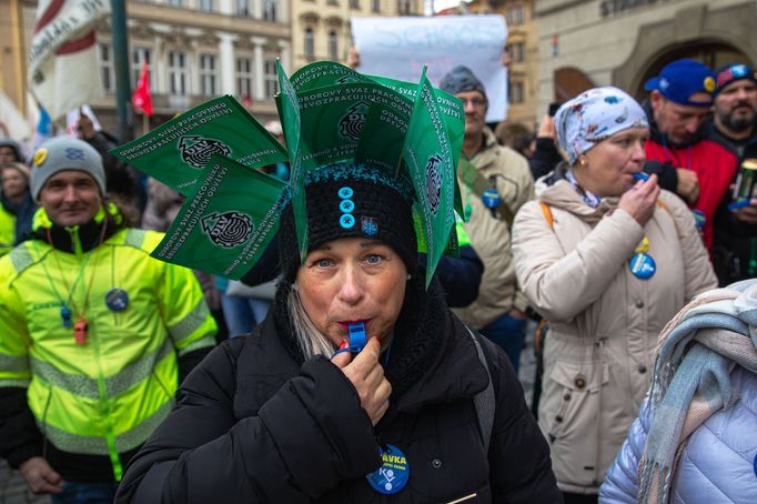 Protest studentů a odborů proti opatřením vlády Petra Fialy.