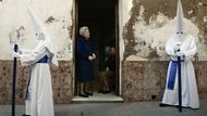 Kajícníci z bratrstva "Resucitado" před začátekem procesí v Cordobě. Během tzv. Svatého týdne se ve Španělsku organizují stovky podobných oslav.