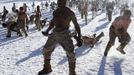 South Korean and U.S. marines participate in a winter military drill in Pyeongchang, about 180 km (112 miles) east of Seoul February 7, 2013. North Korea has vowed to conduct more rocket and nuclear tests in response to a U.N. censure for its launch of a long-range missile launch in December. On Tuesday, it vowed "stronger" but unspecified actions in addition to the test. REUTERS/Lee Jae-Won (SOUTH KOREA - Tags: MILITARY TPX IMAGES OF THE DAY POLITICS) Published: Úno. 7, 2013, 9:49 dop.