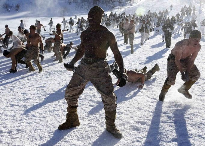 South Korean and U.S. marines participate in a winter military drill in Pyeongchang, about 180 km (112 miles) east of Seoul February 7, 2013. North Korea has vowed to conduct more rocket and nuclear tests in response to a U.N. censure for its launch of a long-range missile launch in December. On Tuesday, it vowed "stronger" but unspecified actions in addition to the test. REUTERS/Lee Jae-Won (SOUTH KOREA - Tags: MILITARY TPX IMAGES OF THE DAY POLITICS) Published: Úno. 7, 2013, 9:49 dop.