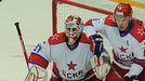 Hokejista Lva Praha Marcel Hossa (vlevo) a Petr Vrána útočí přes Alexeje Marčenka, Rastislava Staňu a Děnisa Děnisova v utkání KHL proti CSKA Moskva.