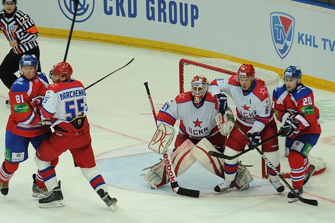 Hokejista Lva Praha Marcel Hossa (vlevo) a Petr Vrána útočí přes Alexeje Marčenka, Rastislava Staňu a Děnisa Děnisova v utkání KHL proti CSKA Moskva.