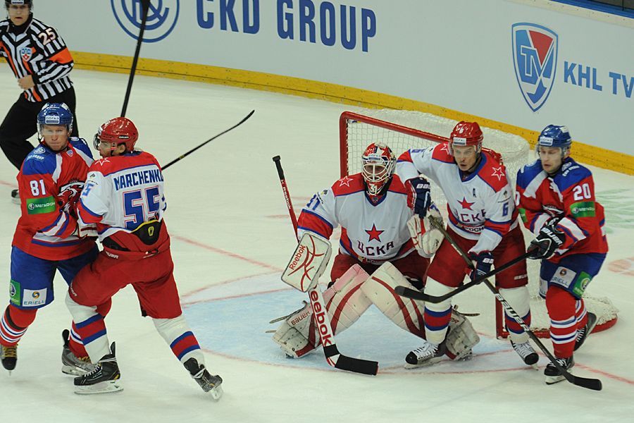 Hokejista Lva Praha Marcel Hossa (vlevo) a Petr Vrána útočí přes Alexeje Marčenka, Rastislava Staňu a Děnisa Děnisova v utkání KHL proti CSKA Moskva.