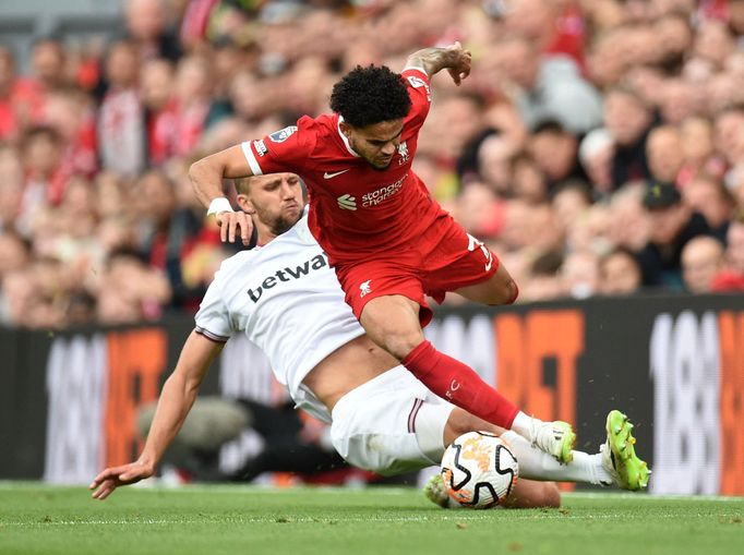 Záložník West Hamu Tomáš Souček (v bílém) se snaží zastavit průnik Luise Diaze z Liverpoolu