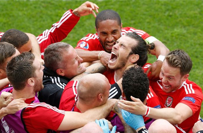 Euro 2016, Slovensko-Wales: Gareth Bale (11) slaví gól na 0:1