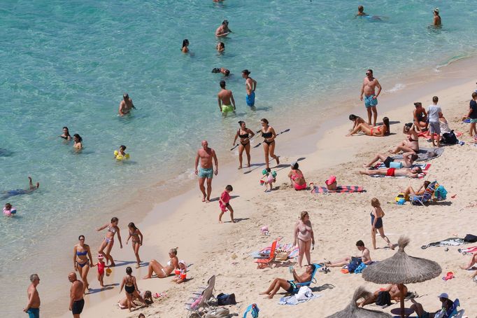 I ve vedru na pláži už jen v rouškách. Španělsko opět zavádí lokální opatření proti šíření koronaviru.
