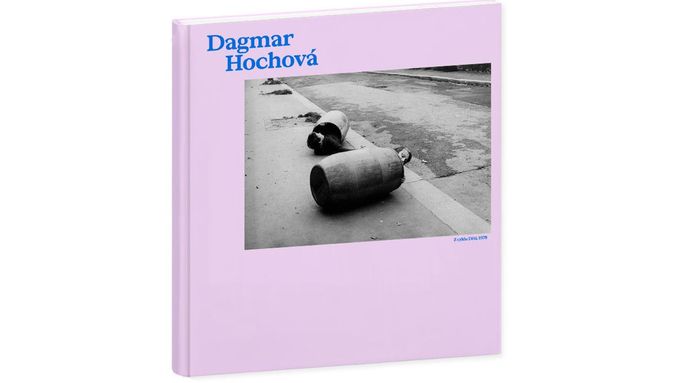 Listování monografií fotografky Dagmar Hochové