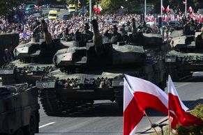 Foto: Červenobílá síla. Poláci ukázali na masivní přehlídce i speciální síly Grom