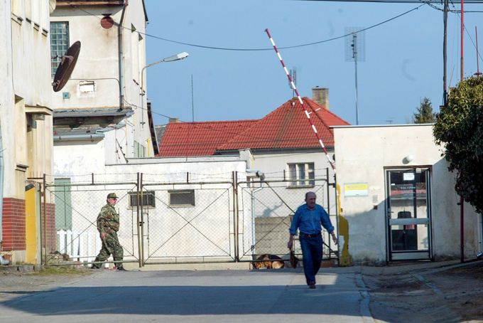 Areál podniku Stavební stroje v Nýřanech, 23. března 2003. Na tomto místě začalo 2. května 1990 vražedné řádění sériových vrahů Kotta a Kutílka.