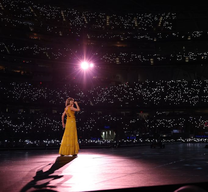 Snímek z koncertního filmu, který zaznamenává turné Taylor Swift nazvané The Eras Tour.