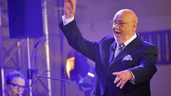 Dirigent Václav Hybš při slavnostním koncertě na pražském Žofíně u příležitosti 80. narozenin, červen 2015