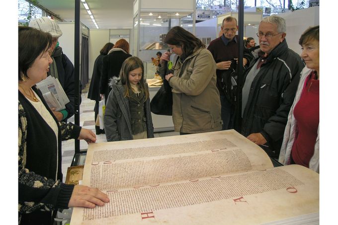Návštěvníci si prohlížejí repliku Ďáblovy bible (Codex Gigas) na knižním veletrhu LIBRI v Olomouci, listopad 2008.