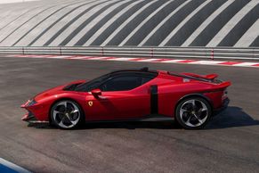 FOTO: Ferrari 849 Testarossa se představuje. Výkony berou dech, retro je ale mrtvé