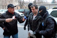 Rumunský hacker Guccifer půjde za nabourání se do e-mailu Bushových na 52 měsíců do vězení