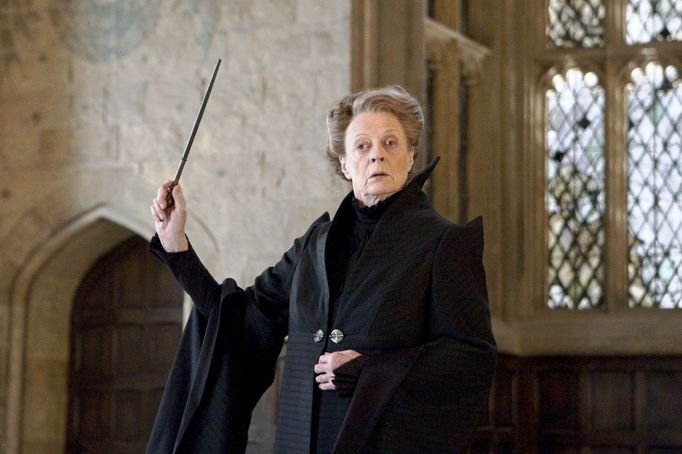 Maggie Smith jako Minerva McGonagallová v posledním dílu série Harry Potter a Relikvie smrti - část 2.