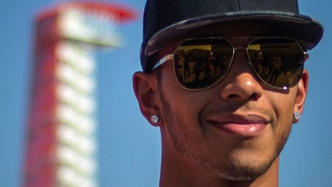 Lewis Hamilton se zatím může v Austinu spokojeně usmívat, vyhrál oba tréninky.
