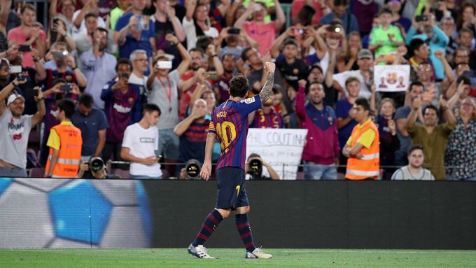 Lionel Messi oslavuje první gól Barcelony v novém ročníku La Ligy.