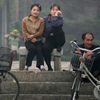Ženy ve městě Sinujiu na severokorejské straně řeky Ja-lu, která odděluje Severní Koreu od Číny