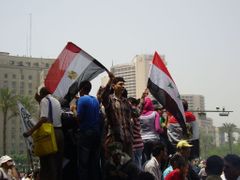 Káhira žije revolucí a změnami. V podstatě denně se konají nějaké demonstrace. Na snímku mladík na znamení solidarity se syrskými protesty mává i syrskou vlajkou.