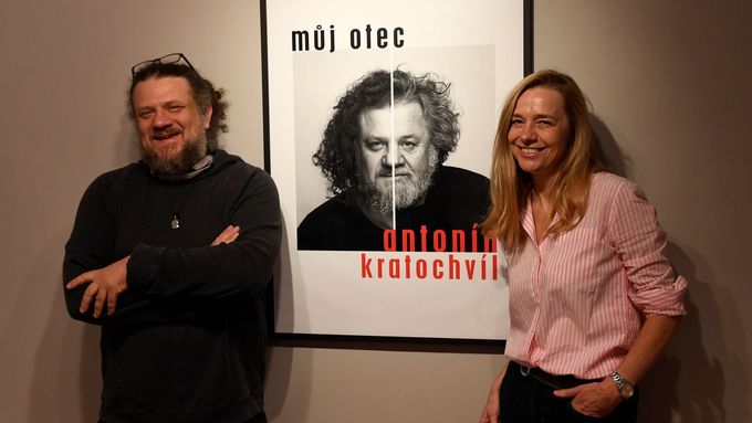 Michael Kratochvíl a režisérka Andrea Sedláčková na doprovodné výstavě k filmu v pražské Leica Gallery.