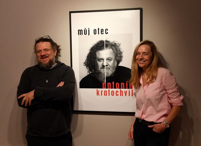 Michael Kratochvíl a režisérka Andrea Sedláčková na doprovodné výstavě v pražské Leica Gallery.