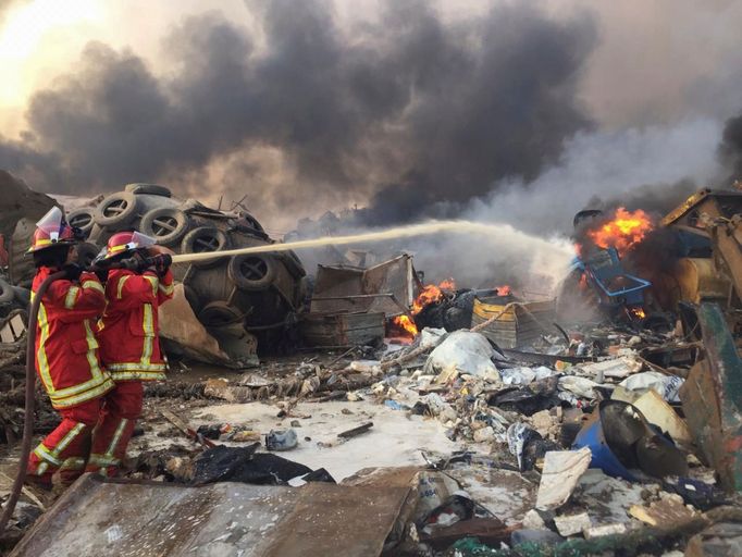 Hasiči na místě výbuchu skladiště v Bejrútu.