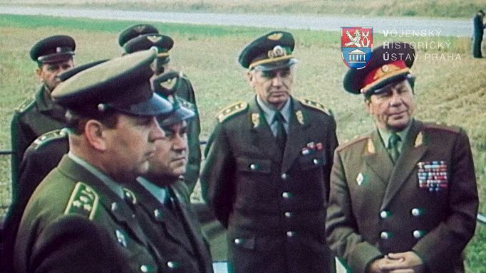 Fotoreprodukce z dokumentárního filmu „Dálnice“, který natočil Československý armádní film na podzim roku 1980 během vojenského cvičení na dálnici D1 mezi Prahou a Brnem.