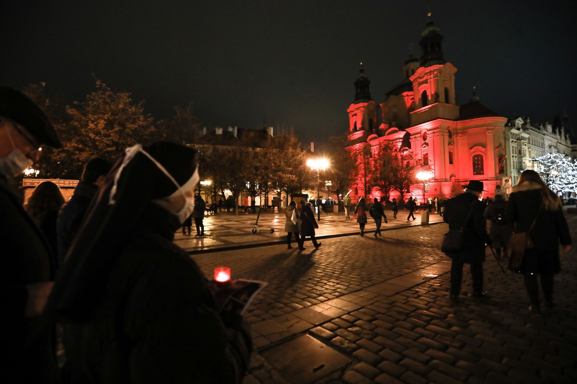 Červená středa - pochod kolem červeně nasvícených budov za lidi pronásledované pro svou víru, 25. 11. 2020
