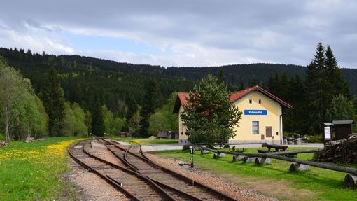 Kubově Huti pod Boubínem je známá díky nejvýše položené vlakové zastávce v Česku.