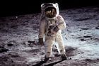 NASA na Měsíci vybuduje základnu s astronauty. Náročnou misi usnadní nový objev vody