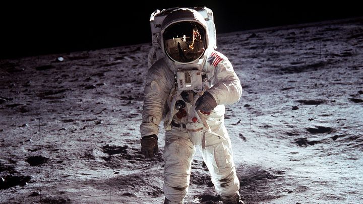 NASA na Měsíci vybuduje základnu s astronauty. Náročnou misi usnadní nový objev vody