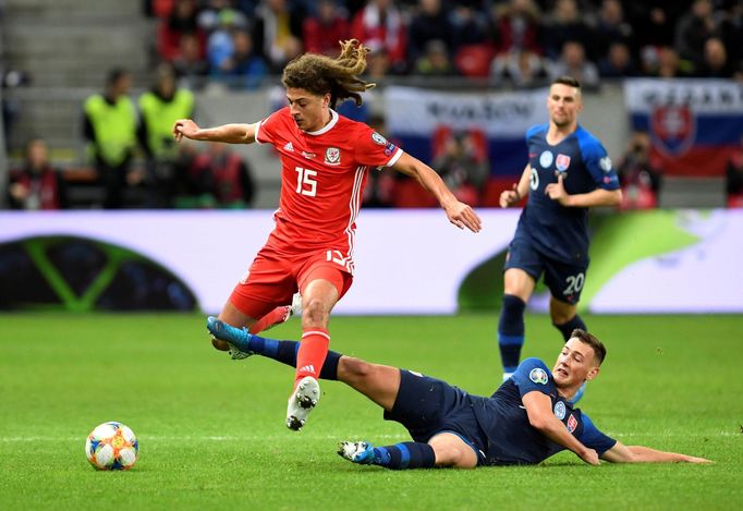 fotbal, kvalifikace ME 2020, Slovensko - Wales, Ethan Ampadu a Róbert Boženík