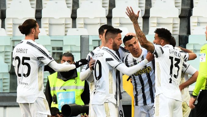 Hráči Juventusu slaví branku Cristiana Ronalda