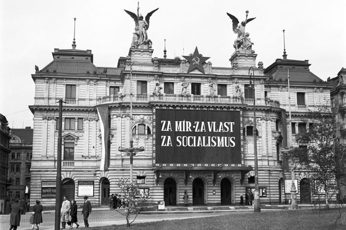 Divadlo na Vinohradech v roce 1950.