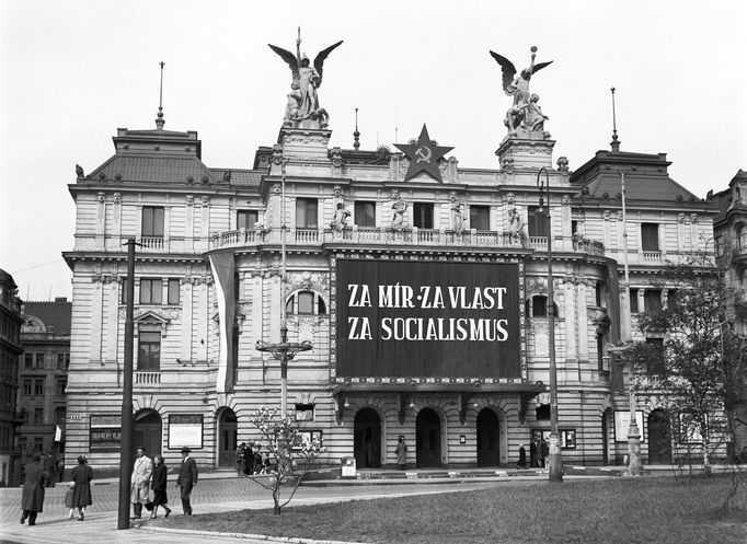 Divadlo na Vinohradech v roce 1950.