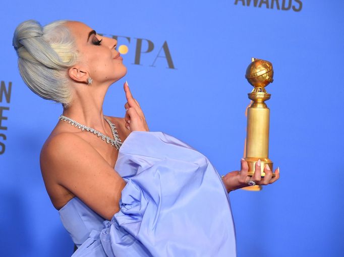 A Lady Gaga sice neproměnila nominaci za herectví, dostala ale sošku za nejlepší píseň.