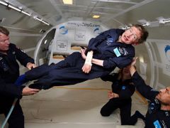 Fyzik Hawking ve stavu beztíže.