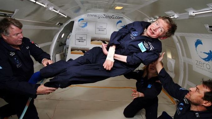 Ochrnutý fyzik Stephen Hawking již před deseti lety okusil stav beztíže.
