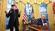 Elon Musk se synem X Æ A-Xii a prezident Donald Trump při podpisu exekutivních příkazů v oválné pracovně Bílého domu, 11. února 2025.