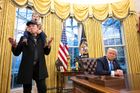 Elon Musk se synem X Æ A-Xii a prezident Donald Trump při podpisu exekutivních příkazů v oválné pracovně Bílého domu, 11. února 2025.