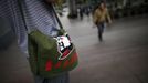 A man carries a bag with a picture of former Chinese leader Mao Zedong at the Revolution museum in Jinggangshan, Jiangxi province, September 20, 2012. China has yet to announce the start date for the 18th Communist Party Congress, China's biggest political meeting in 10 years, which will see the transfer of power from President Hu Jintao and Premier Wen Jiabao to a new generation. REUTERS/Carlos Barria (CHINA - Tags: POLITICS) Published: Zář. 20, 2012, 4:51 odp.